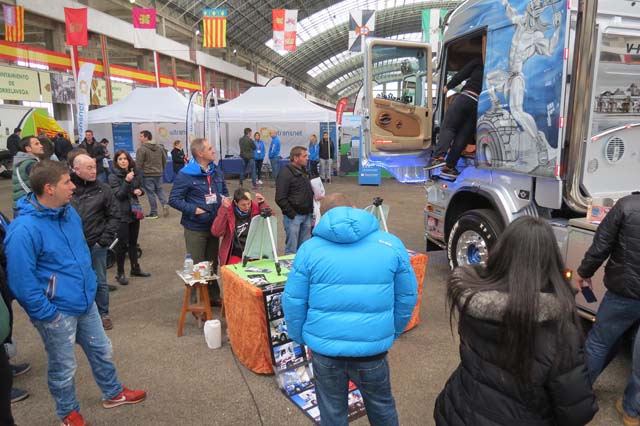 Flora Biosca realizó una demostración de su buen hacer con el aerógrafo.